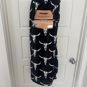 Wrangler Black and White Ultra Plush Throw - NWT